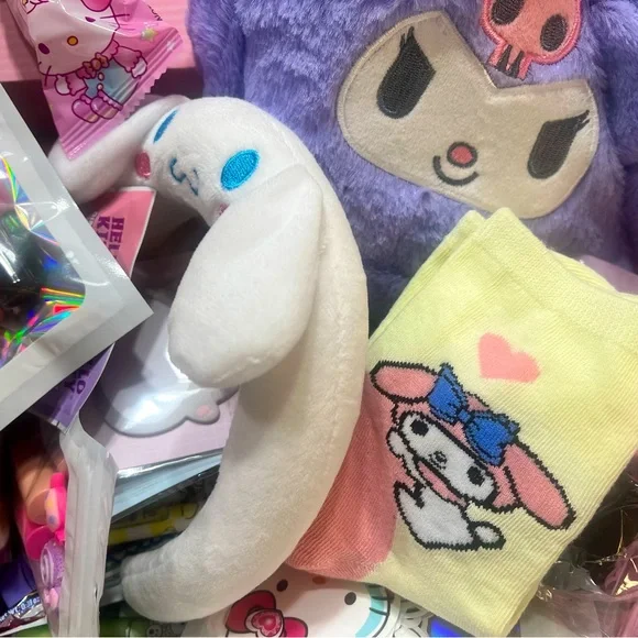 Hello Kitty Sanrio Mystery Box 40+ NEW makeup, pens, bag, notebook, hair acccs - Picture 2 of 6